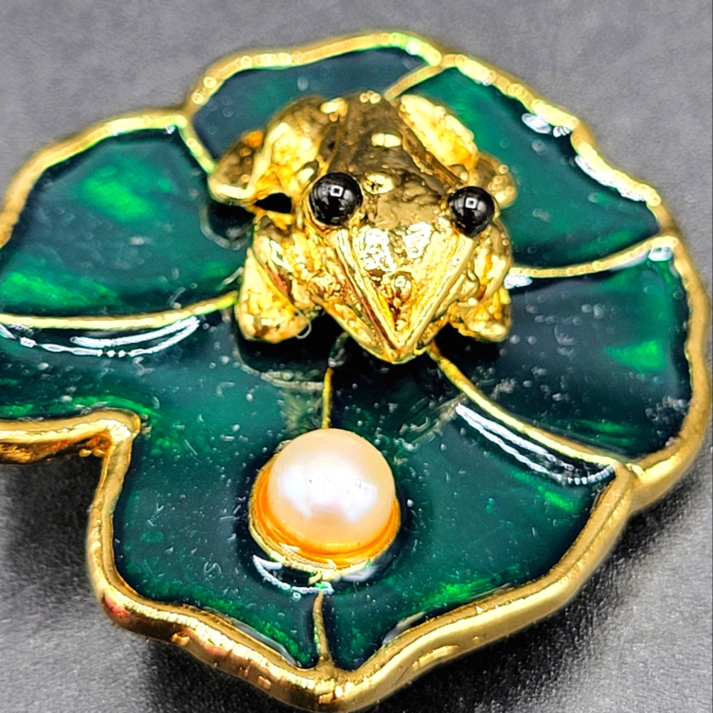 Signed JJI Vintage Frog on Lily Pad Gold and Enamel With Faux Pearl Pin Brooche
